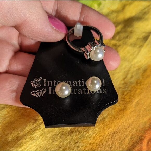 International Inspirations faux pearl ring and earring set - Picture 1 of 8
